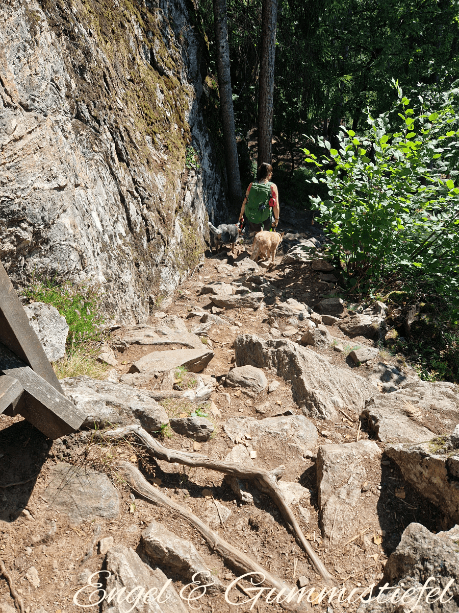 Älgafossen Steinweg zum großen Wasserfall